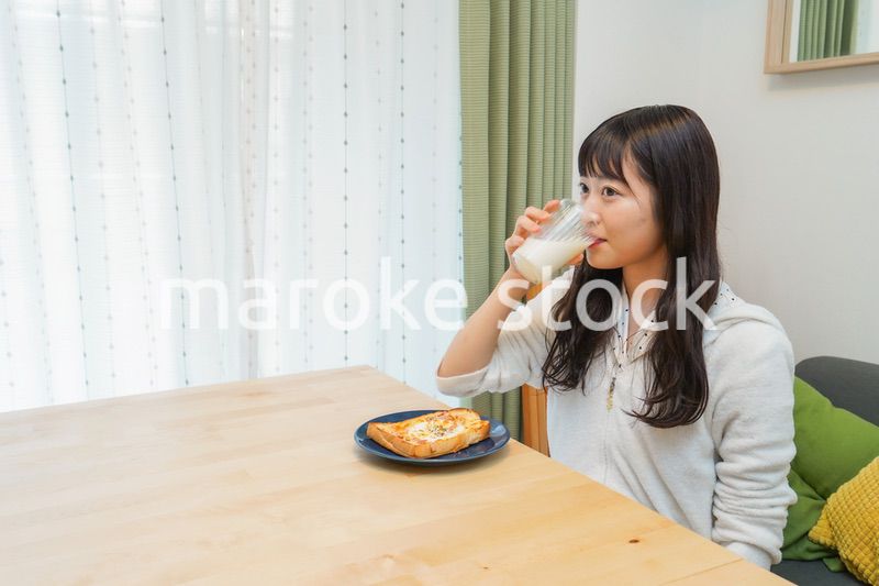 朝食を食べる若い女性