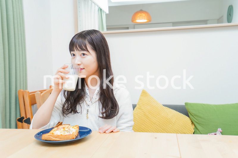 朝食を食べる若い女性