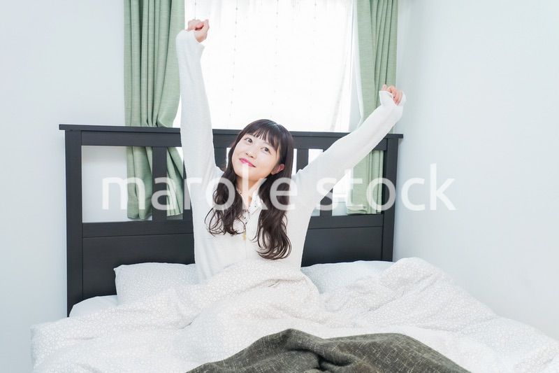 朝目覚める若い女性