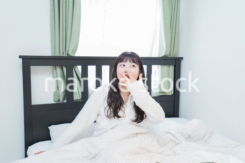 朝目覚める若い女性