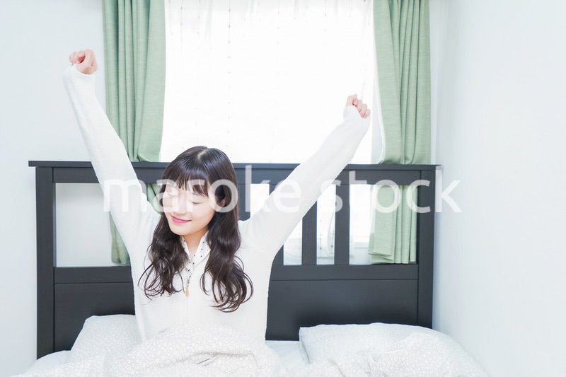 朝目覚める若い女性