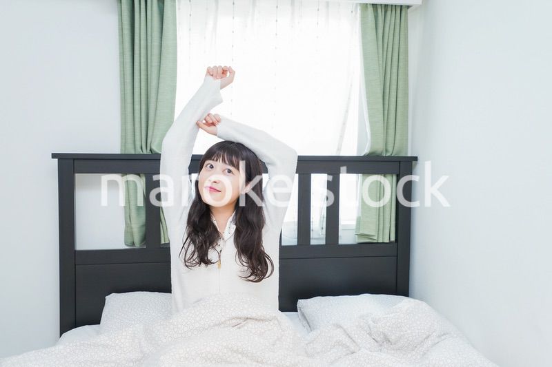 朝目覚める若い女性