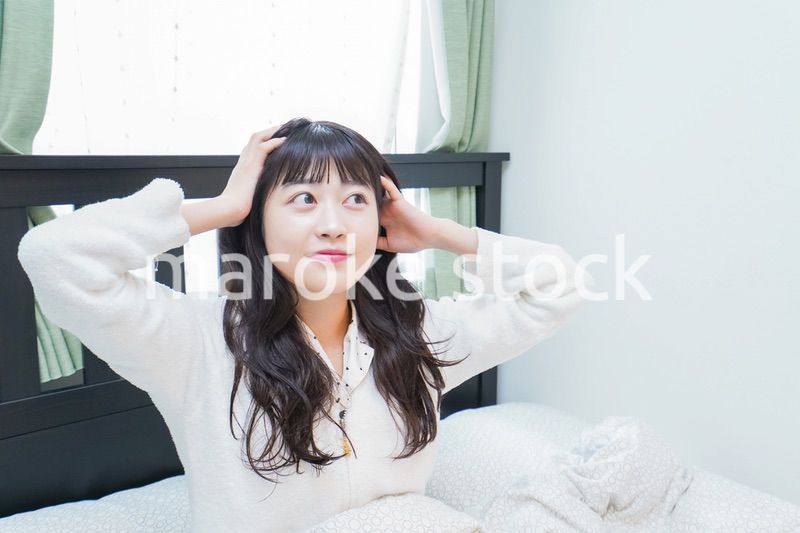 朝目覚める若い女性