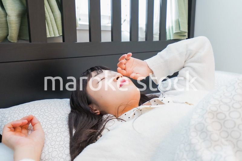 朝目覚める若い女性