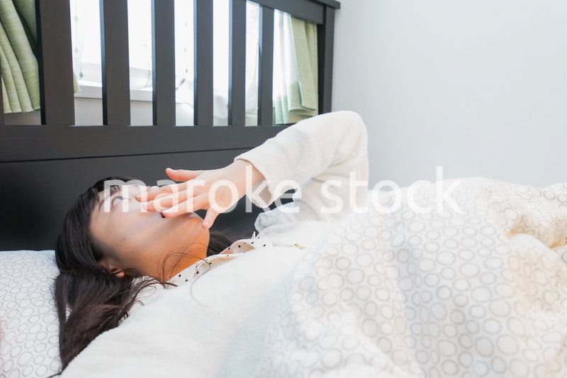 朝目覚める若い女性