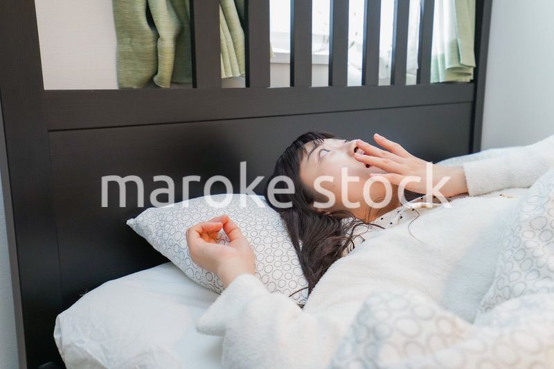 朝目覚める若い女性