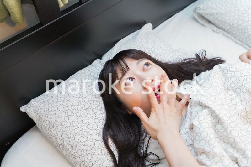 朝目覚める若い女性