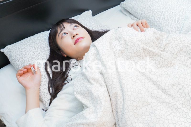 朝目覚める若い女性