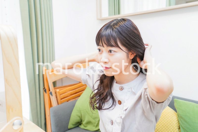 髪のセットをする若い女性