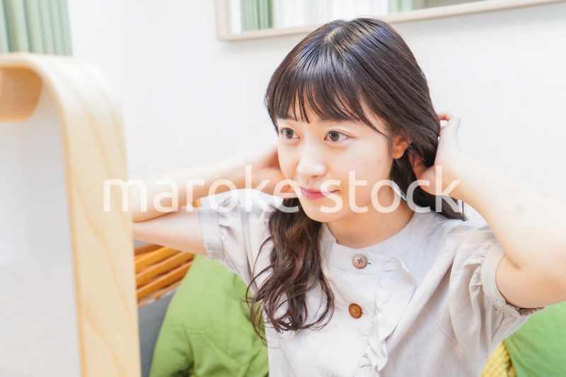 髪のセットをする若い女性