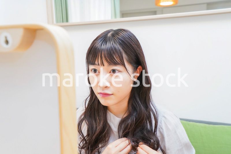 髪のセットをする若い女性