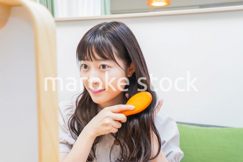 髪のセットをする若い女性