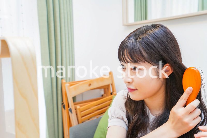 髪のセットをする若い女性