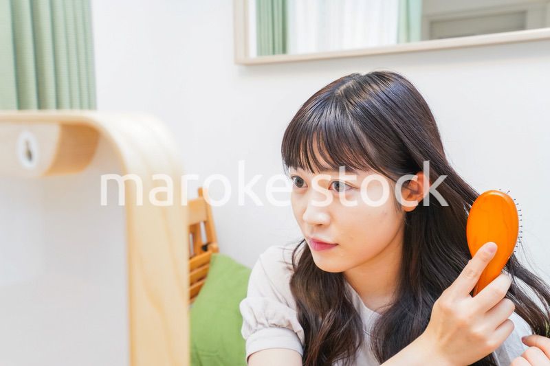 髪のセットをする若い女性