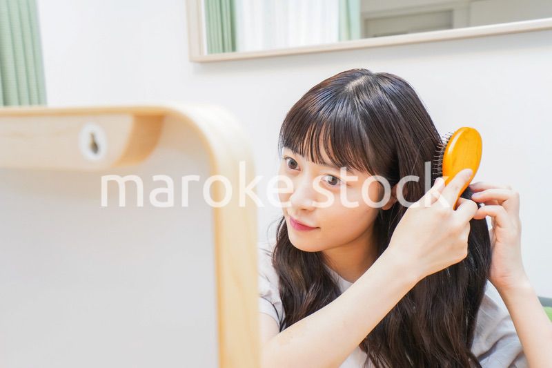 髪のセットをする若い女性