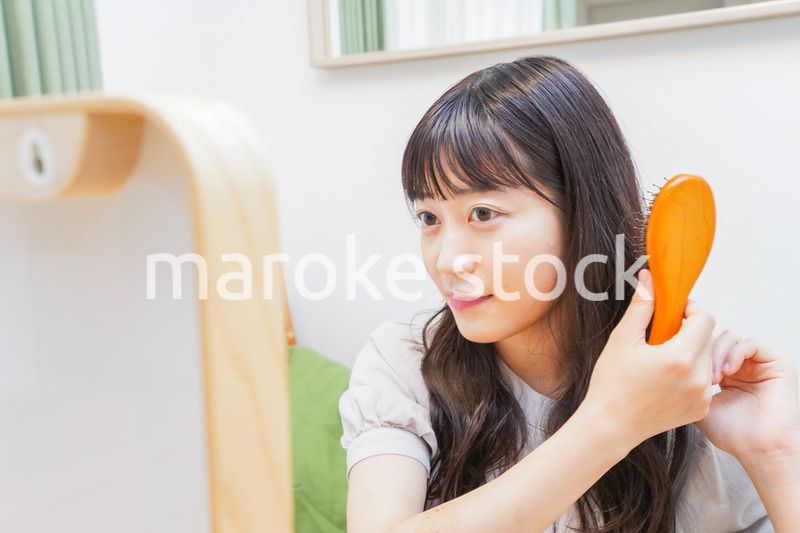 髪のセットをする若い女性