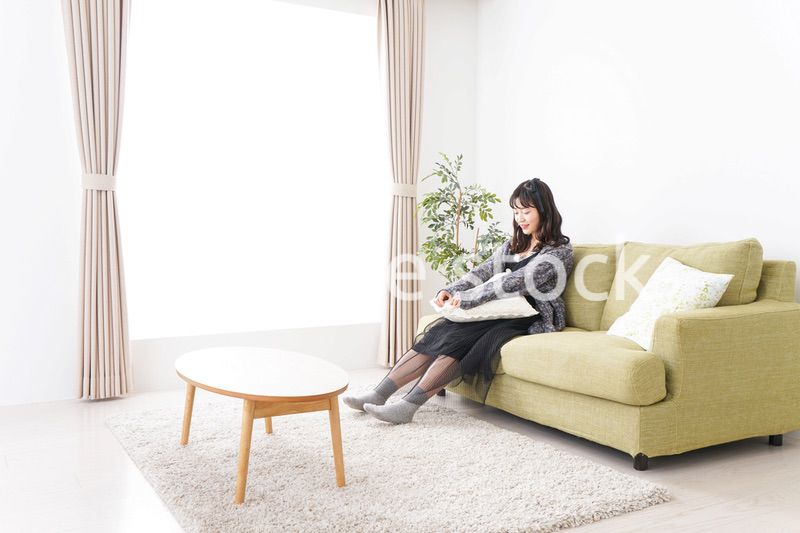 家でリラックスをする若い女性