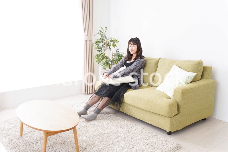 家でリラックスをする若い女性