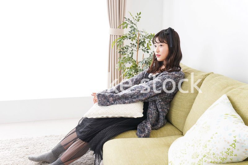 家でリラックスをする若い女性