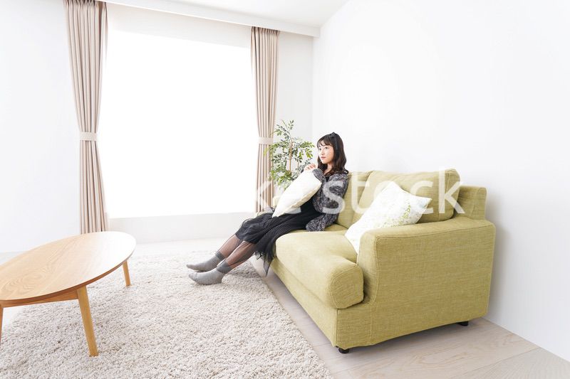 家でリラックスをする若い女性