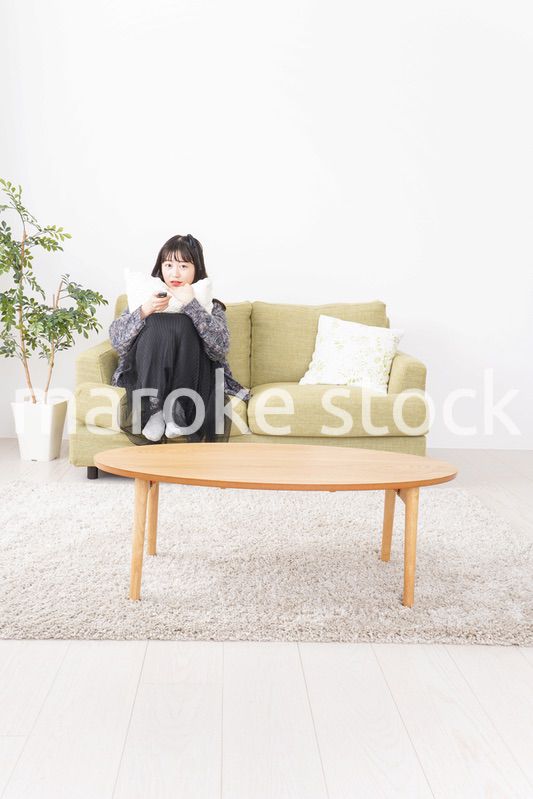 家でテレビを見る若い女性