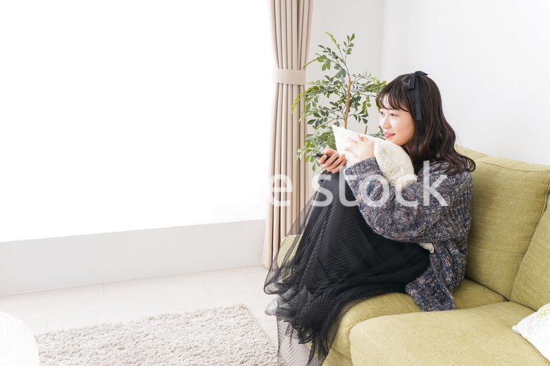 家でテレビを見る若い女性