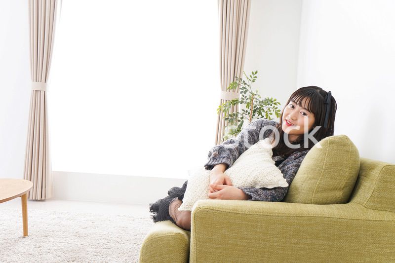 家でリラックスをする若い女性