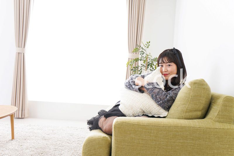 家でリラックスをする若い女性