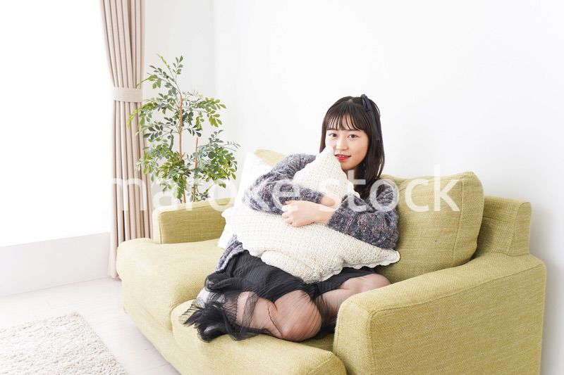 家でリラックスをする若い女性