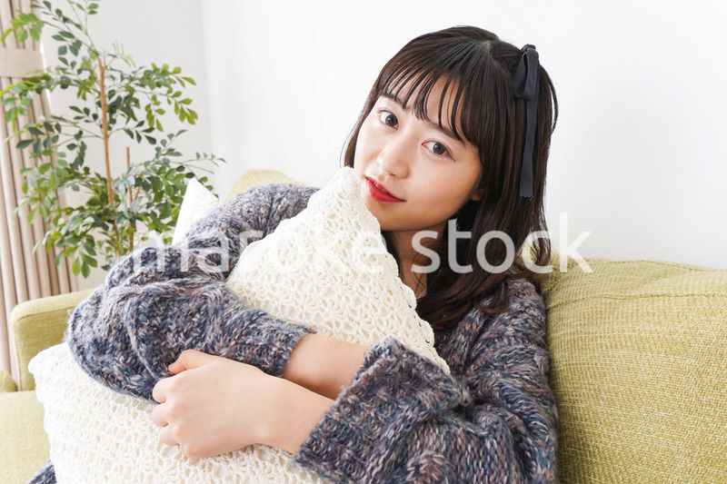 家でリラックスをする若い女性