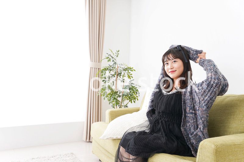 家でリラックスをする若い女性