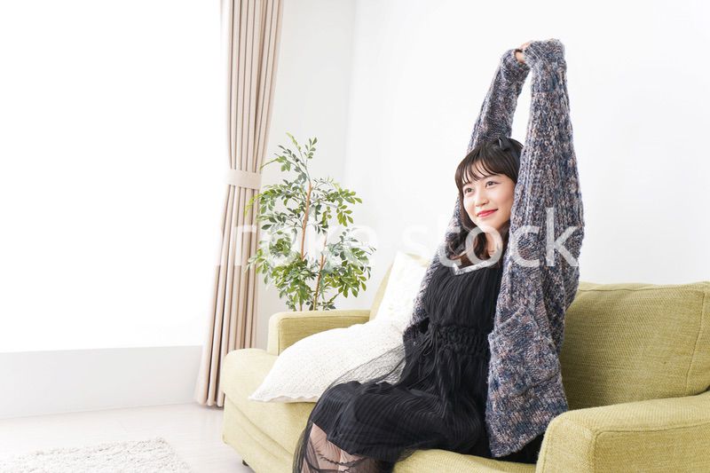 家でリラックスをする若い女性