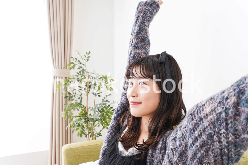 家でリラックスをする若い女性