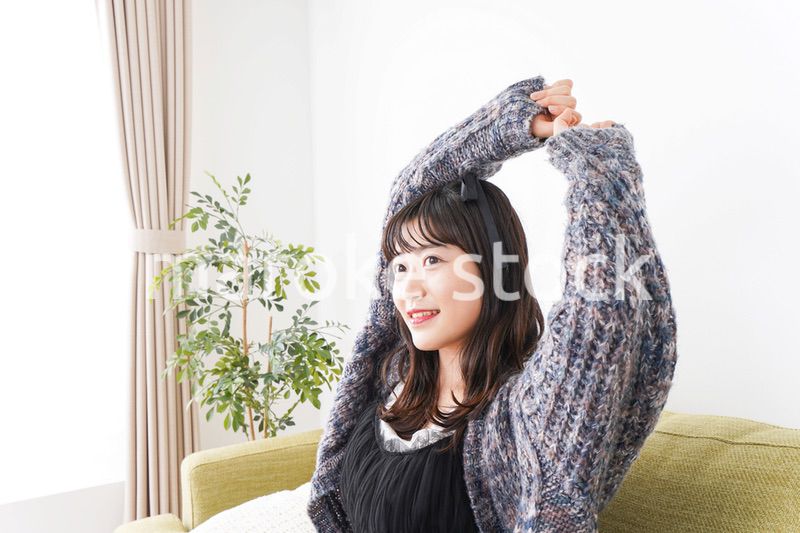 家でリラックスをする若い女性