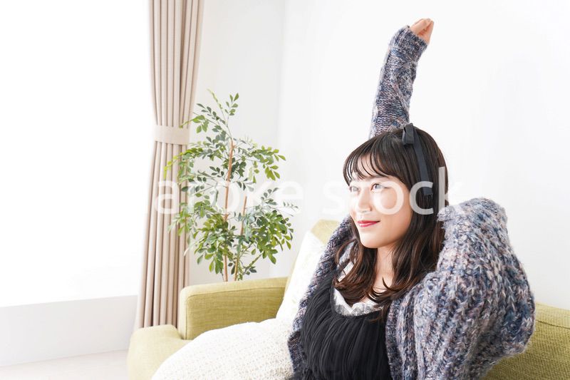 家でリラックスをする若い女性