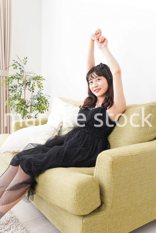 家でリラックスをする若い女性