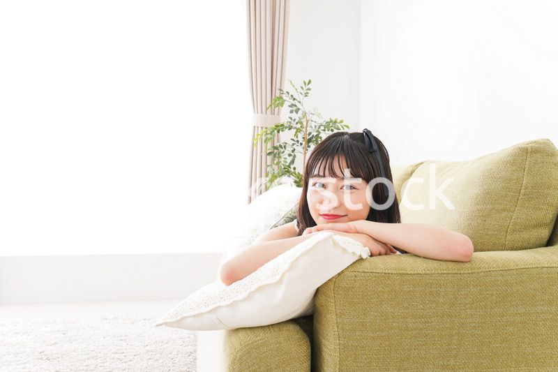 家でリラックスをする若い女性