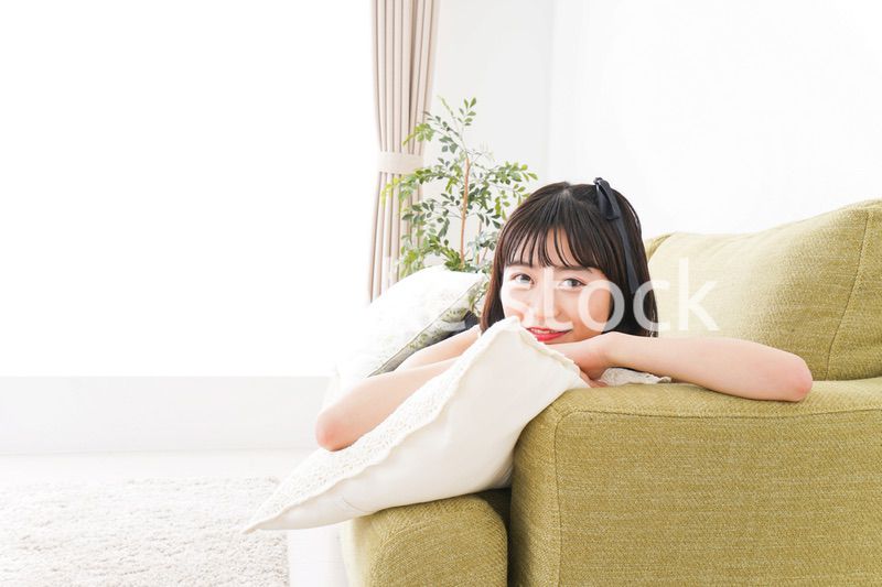 家でリラックスをする若い女性