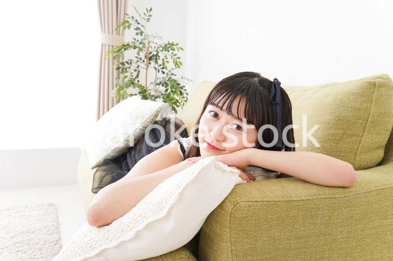 家でリラックスをする若い女性