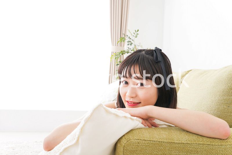 家でリラックスをする若い女性