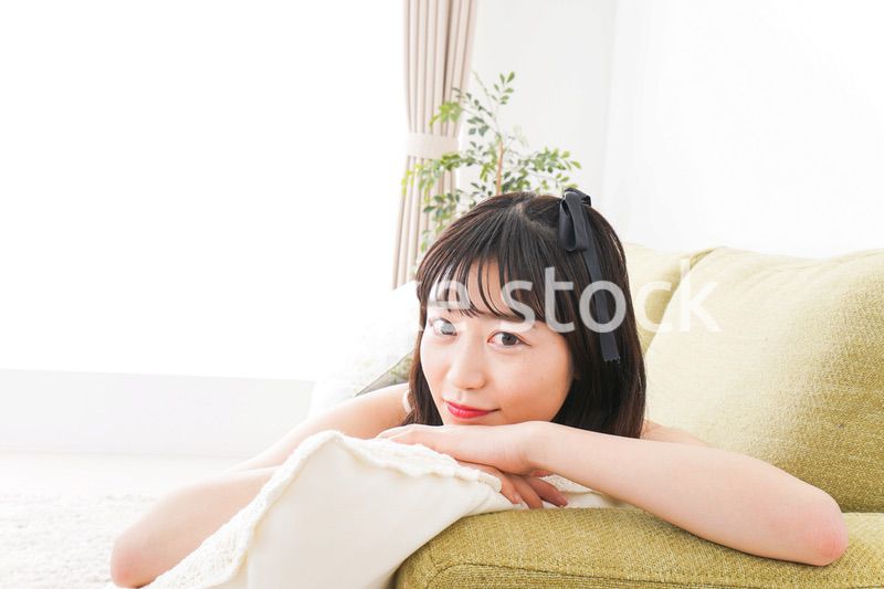 家でリラックスをする若い女性