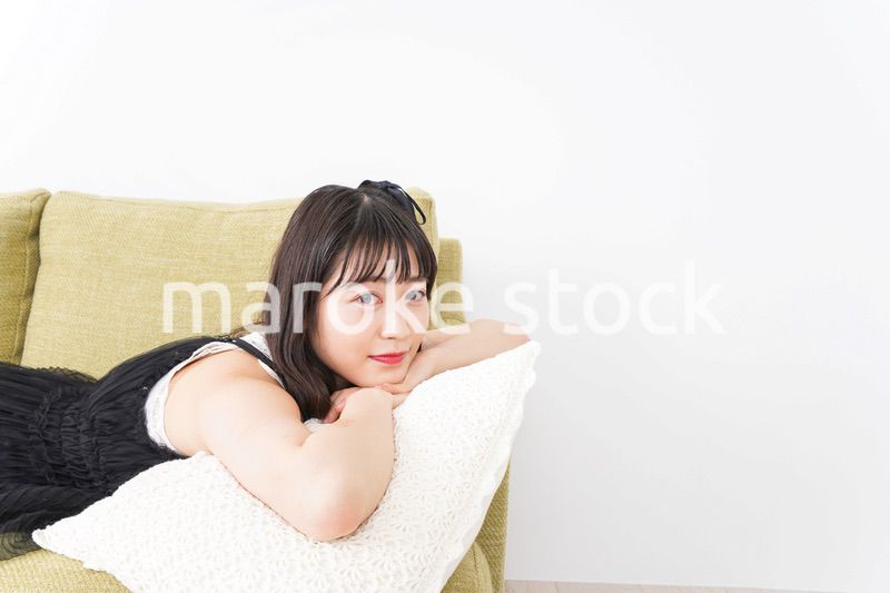 家でリラックスをする若い女性