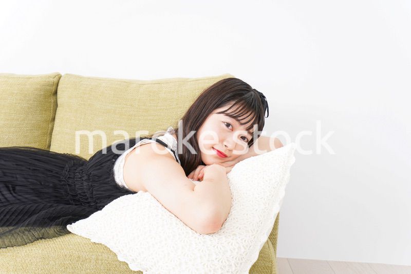 家でリラックスをする若い女性