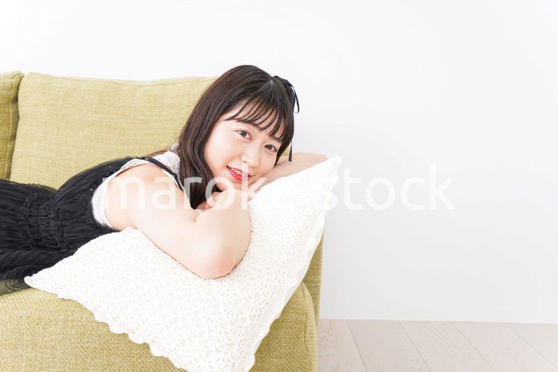 家でリラックスをする若い女性