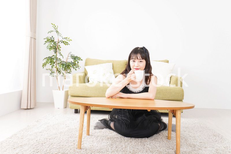 家でコーヒーを飲む女性