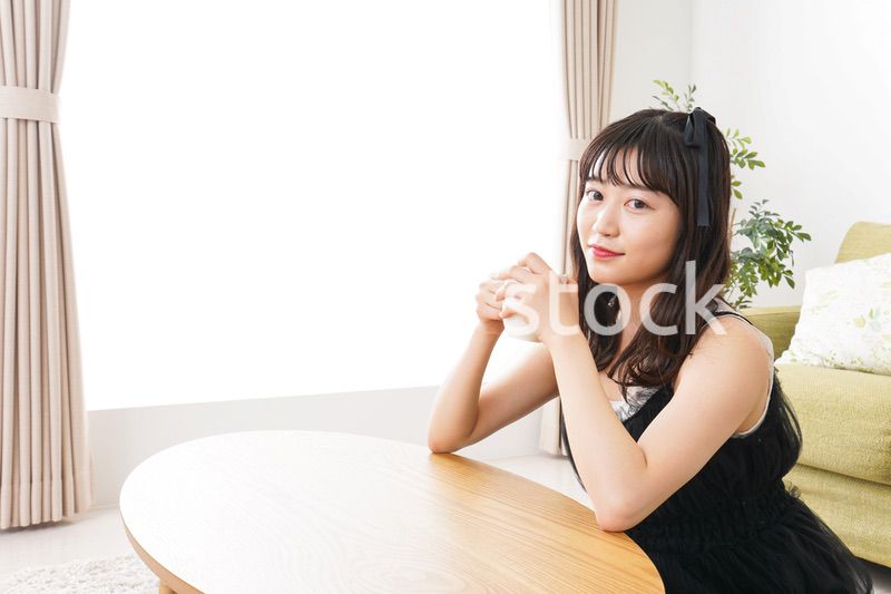 家でコーヒーを飲む女性