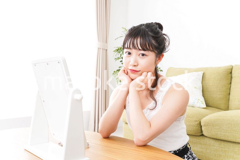 スキンケアをする若い女性