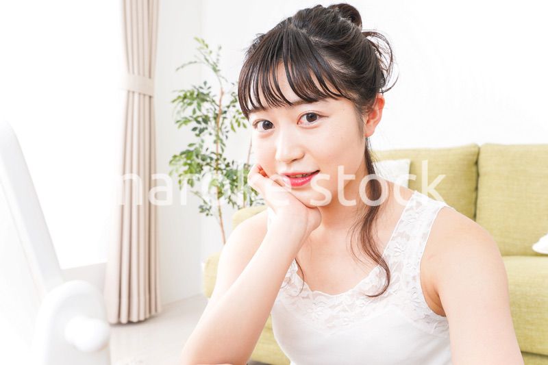 スキンケア・メイクをする若い女性