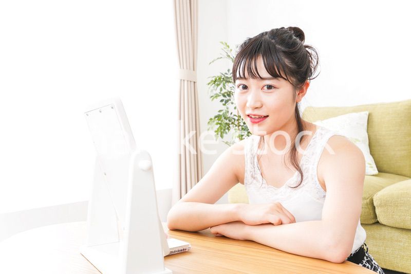 スキンケア・メイクをする若い女性