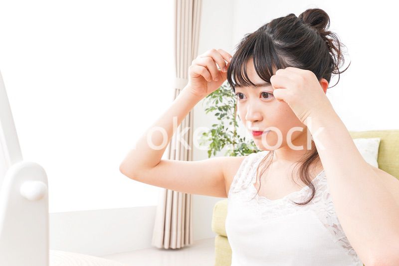 スキンケアをする若い女性